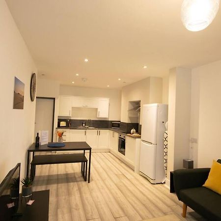 Luxe Living City Apartment - Beach, Wifi, Parking Swansea Bagian luar foto