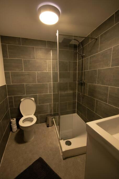 Luxe Living City Apartment - Beach, Wifi, Parking Swansea Bagian luar foto
