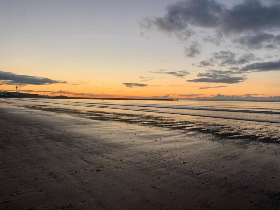 Luxe Living City Apartment - Beach, Wifi, Parking Swansea Bagian luar foto