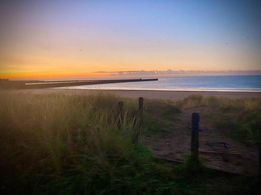 Luxe Living City Apartment - Beach, Wifi, Parking Swansea Bagian luar foto