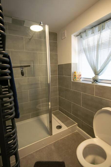 Luxe Living City Apartment - Beach, Wifi, Parking Swansea Bagian luar foto