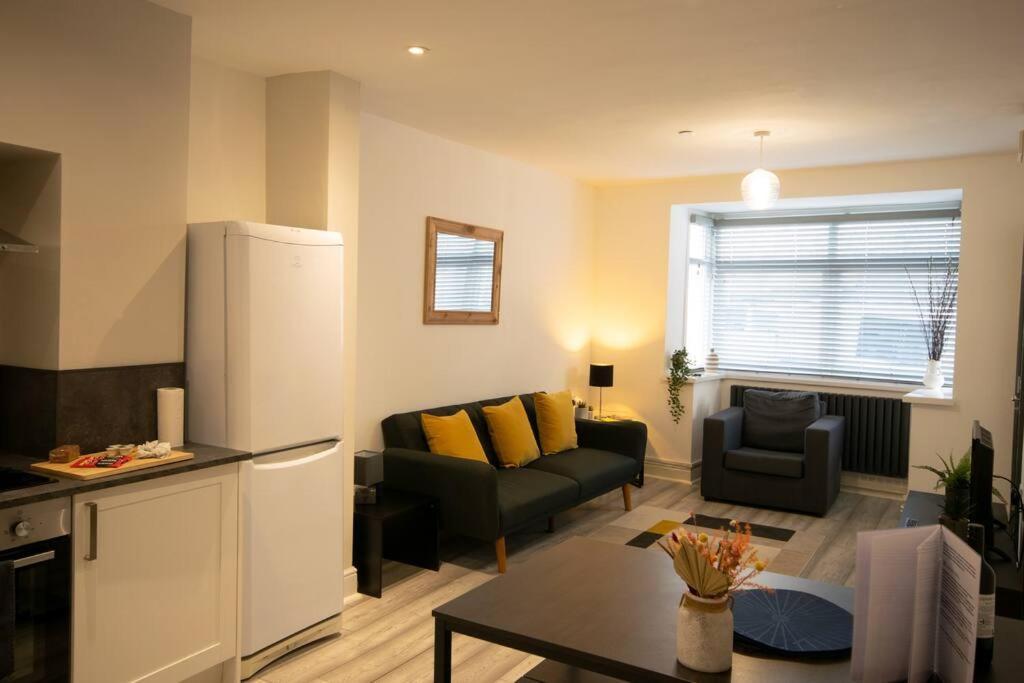 Luxe Living City Apartment - Beach, Wifi, Parking Swansea Bagian luar foto